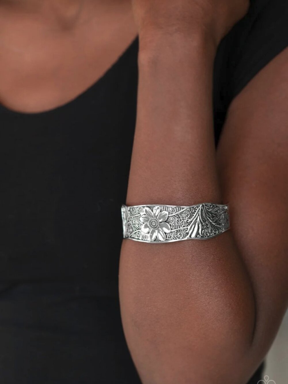 Paparazzi Jewelry Accessories - Daisy Paradise - Silver Bracelet - Vintage